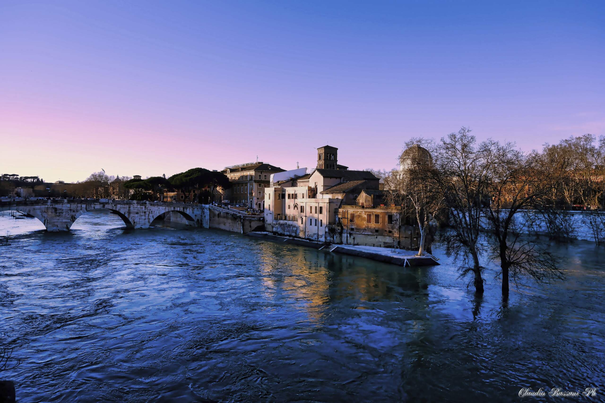 Il Tevere in piena al tramonto con l'Isola Tiberina